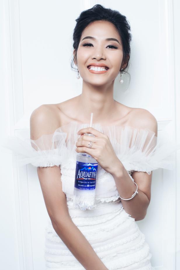 Hoàng Thùy biến hóa như quý cô mùa lễ hội - Ảnh 6.