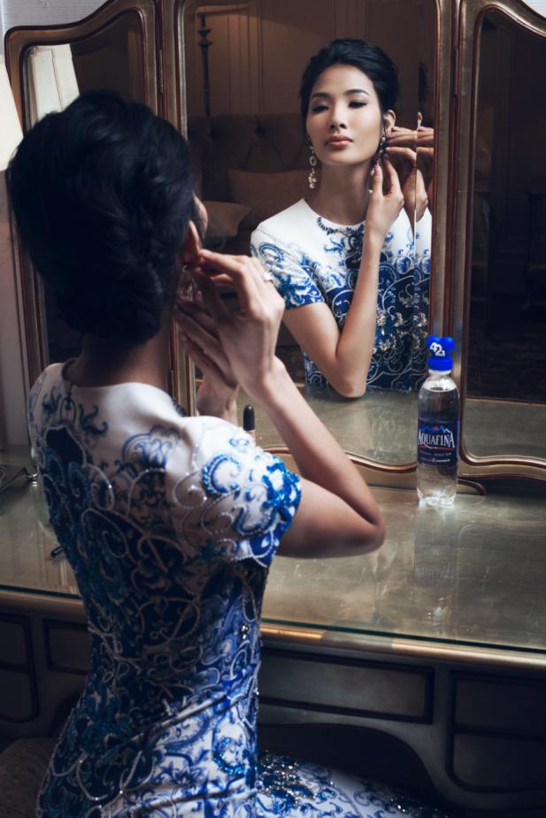 Hoàng Thùy biến hóa như quý cô mùa lễ hội - Ảnh 8.