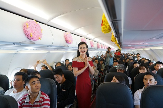 Đông Nhi bất ngờ biểu diễn “Khai Xuân Đón Lộc” trên máy bay - Ảnh 1.