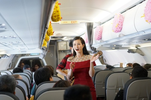 Đông Nhi bất ngờ biểu diễn “Khai Xuân Đón Lộc” trên máy bay - Ảnh 5.