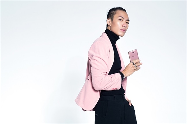 Mặc đồ hồng là yếu đuối? Bạn sẽ nghĩ lại khi xem loạt ảnh cá tính này của 2 stylist Việt - Ảnh 11.