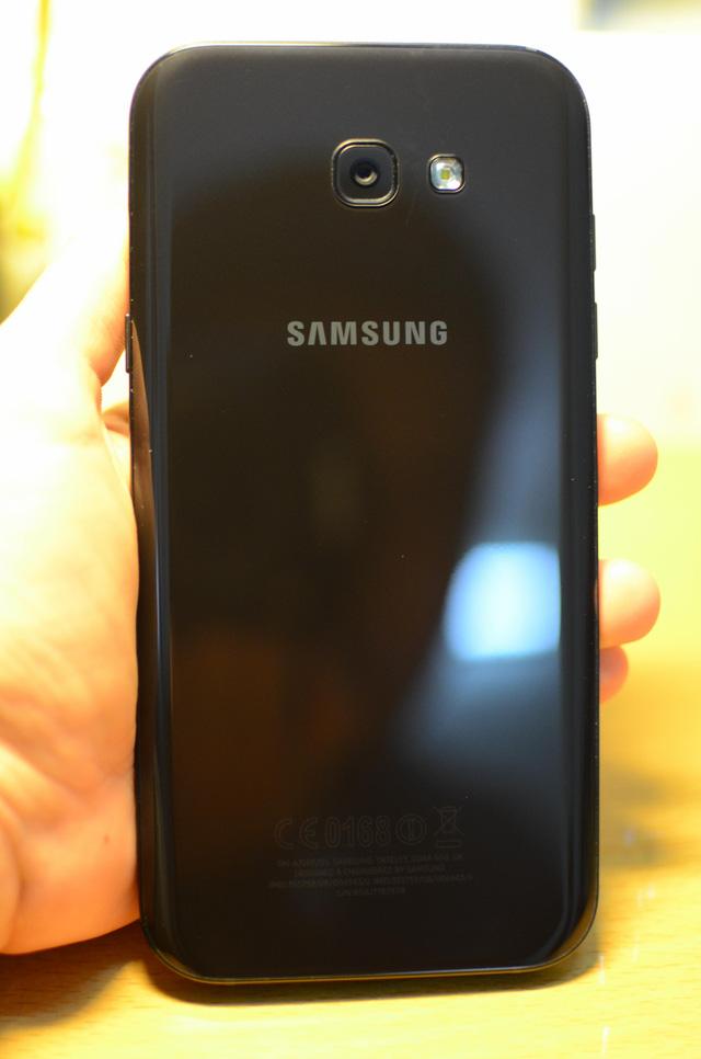 Ngắm nhìn cảnh mở hộp Galaxy A7 - “Bơi lội” trong nước, chấp cả chậu CocaCola - Ảnh 4.