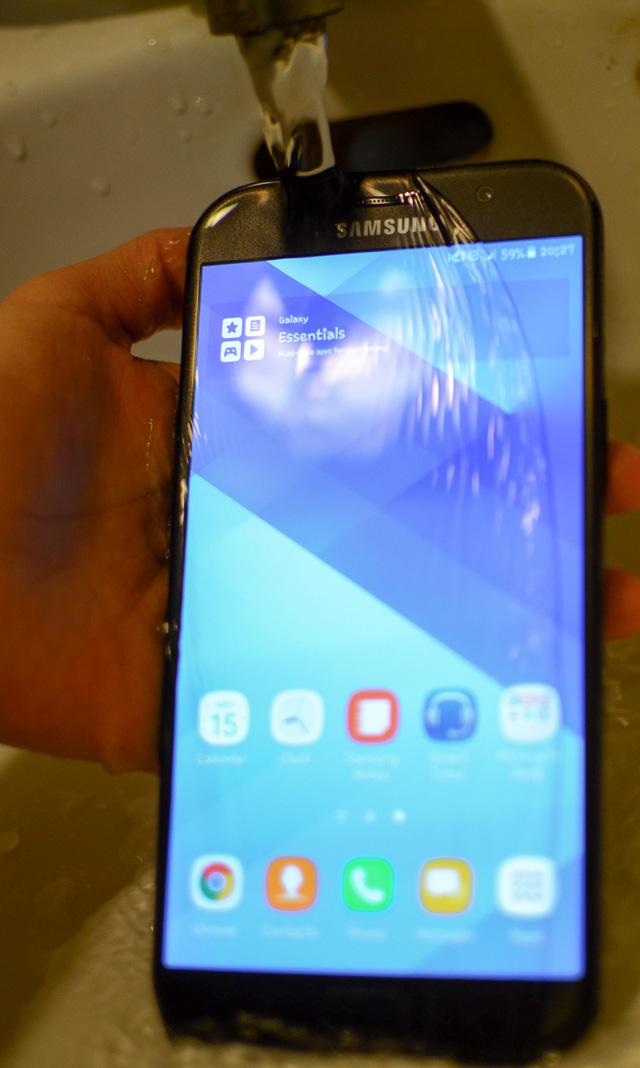 Ngắm nhìn cảnh mở hộp Galaxy A7 - “Bơi lội” trong nước, chấp cả chậu CocaCola - Ảnh 7.