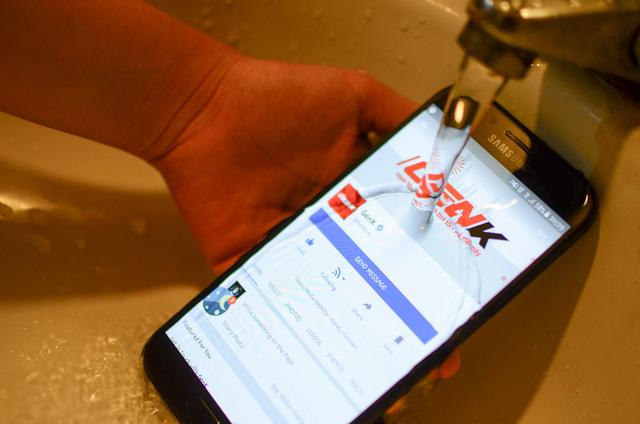 Ngắm nhìn cảnh mở hộp Galaxy A7 - “Bơi lội” trong nước, chấp cả chậu CocaCola - Ảnh 8.