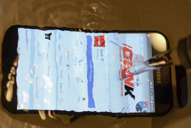 Ngắm nhìn cảnh mở hộp Galaxy A7 - “Bơi lội” trong nước, chấp cả chậu CocaCola - Ảnh 9.
