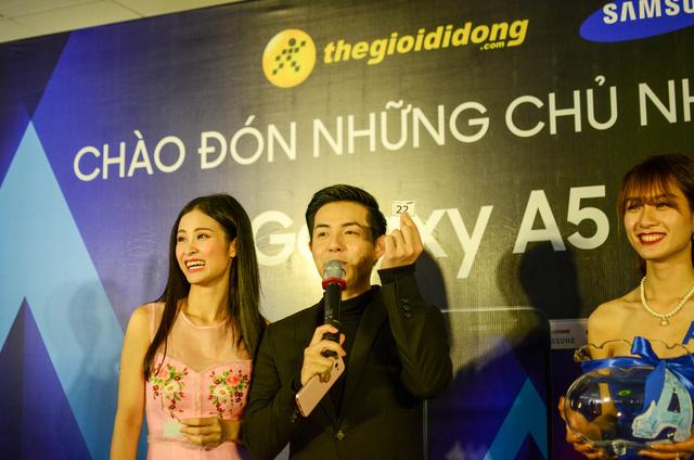 Mừng Galaxy A 2017 phá vỡ mọi kỷ lục: Đông Nhi - Ông Cao Thắng quẩy nhiệt hết mình - Ảnh 13.