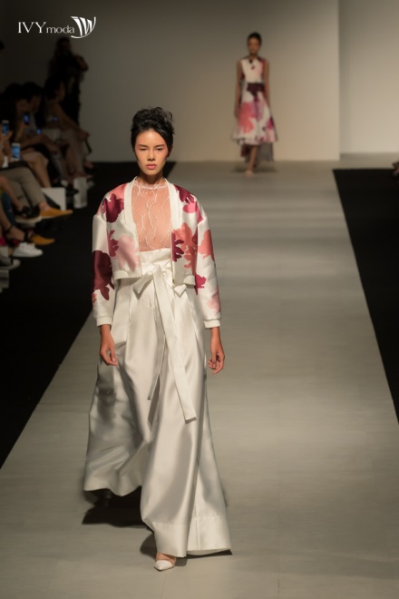 Minh Triệu, Quang Hùng làm vedette cho IVY moda SS 2017 Fashion show - Ảnh 2.