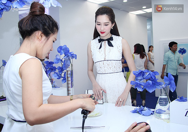 D&agrave;n mỹ nh&acirc;n V-biz qu&aacute; xinh đẹp v&agrave; quyến rũ b&ecirc;n trong vườn Hoa Lan xanh - Ảnh 3.
