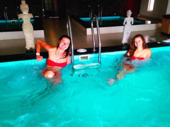 Bỏng mắt với hồ bơi sang chảnh được giới trẻ S&agrave;i G&ograve;n cực th&iacute;ch - Ảnh 7.