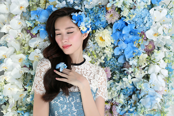 Hoa hậu Đặng Thu Thảo khoe vẻ đẹp mỏng manh tựa hoa lan - Ảnh 1.