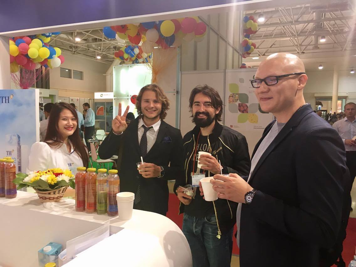 Khách hàng xếp hàng thử sản phẩm kem tươi của TH true MILK.