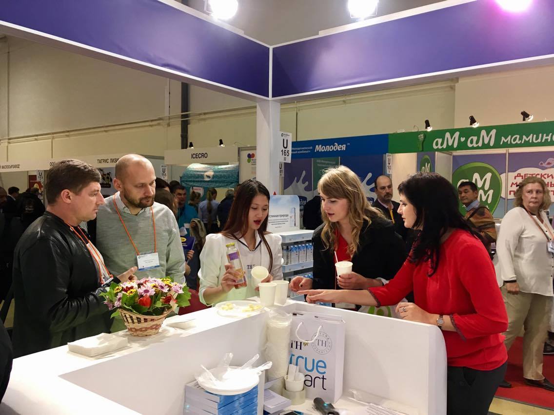 Khách hàng bày tỏ thích thú với hương vị thơm ngon, tinh tế của TH true MILK.