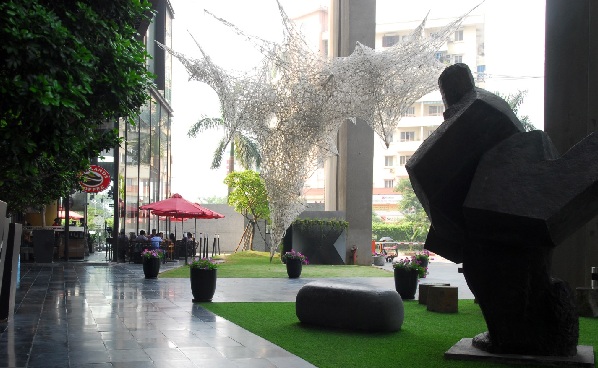 Những t&aacute;c phẩm của c&aacute;c nghệ sỹ quốc tế trong chương tr&igrave;nh &ldquo;Th&aacute;ng thực h&agrave;nh nghệ thuật&rdquo; thường ni&ecirc;n g&oacute;p phần tạo n&ecirc;n sự độc đ&aacute;o cho kh&ocirc;ng gian nghệ thuật tại Dolphin Plaza.