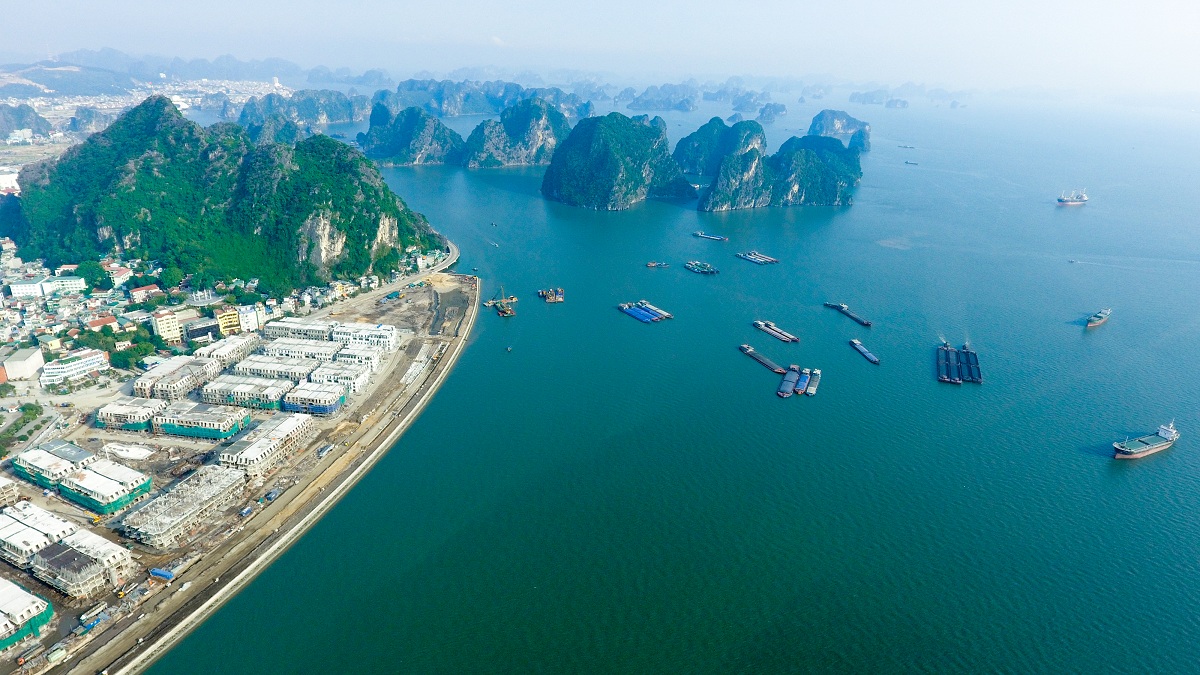 Vinhomes Dragon Bay nằm b&ecirc;n bờ Vịnh Hạ Long kỳ vỹ.