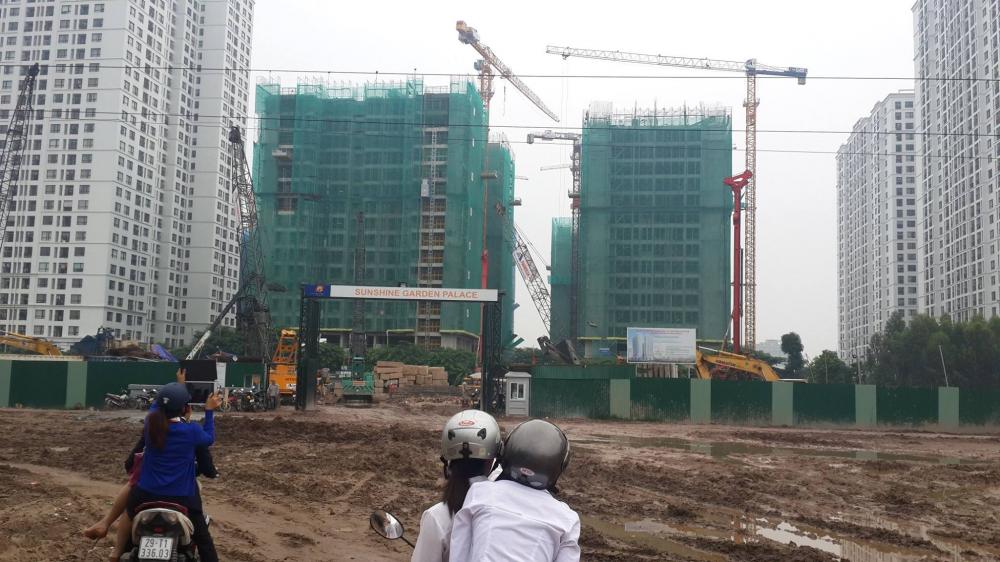 Quang cảnh lầy lội trước c&ocirc;ng trường dự &aacute;n.