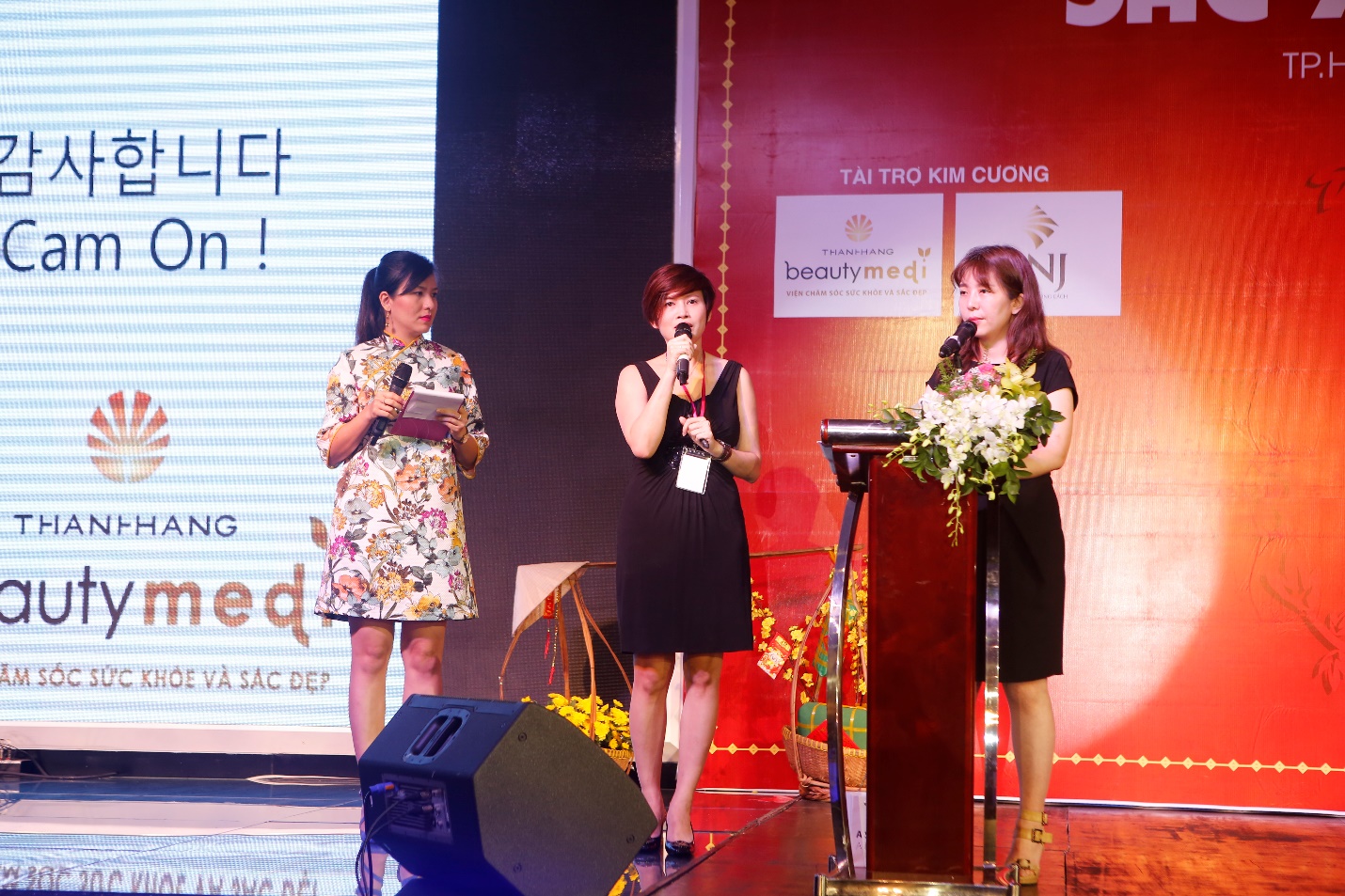 Bác sĩ Shin Kyoung Mi và Bà Đặng Thanh Hà - Phó TGĐ Thanh Hằng Beauty Medi trên sân khấu, sẵn sàng chia sẻ bí quyết chăm sóc sắc đẹp toàn diện cho các nữ doanh nhân.