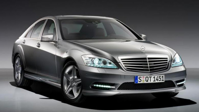 Kh&aacute;ch được đưa đi thăm quan dự &aacute;n Tuần Ch&acirc;u Marina bằng si&ecirc;u xe Mercedes Benz.