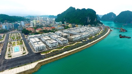 Vinhomes Dragon Bay có vị trí đắc địa “tựa sơn - hướng thuỷ” ngay tại trung tâm thành phố Hạ Long.