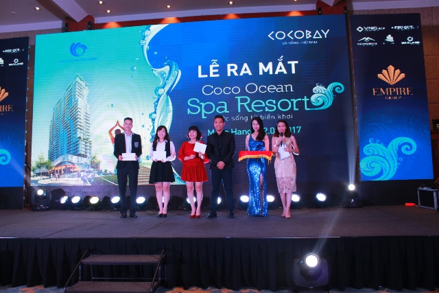 Nhiều phần quà hấp dẫn đã được trao cho các khách hàng giao dịch thành công tại lễ ra mắt Coco Ocean Spa Resort.