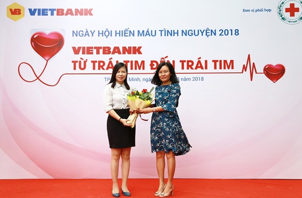 Hàng trăm nhân viên Ngân hàng TMCP Việt Nam Thương Tín (Vietbank) hiến máu cứu người