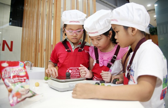 Các em nhỏ Hà Nội hào hứng trải nghiệm làm bánh trung thu hình con vật ngộ nghĩnh