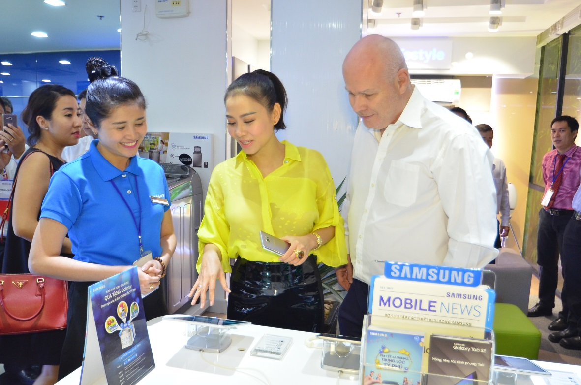 D&agrave;n sao tụ hội tại lễ khai trương trung t&acirc;m chăm s&oacute;c kh&aacute;ch h&agrave;ng Samsung - Ảnh 3.