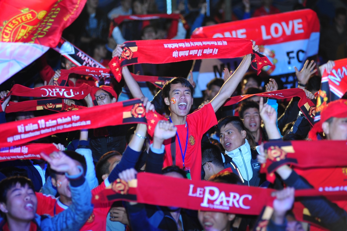 Hàng ngàn fan quỷ đỏ và lữ đoàn đỏ cháy cùng tình yêu bóng đá - Ảnh 2.