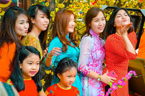 Giới trẻ Sài Gòn xúng xính khoe sắc ở Lễ hội Tết Việt - Ảnh 2.
