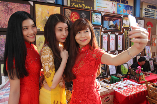 Giới trẻ Sài Gòn xúng xính khoe sắc ở Lễ hội Tết Việt - Ảnh 4.
