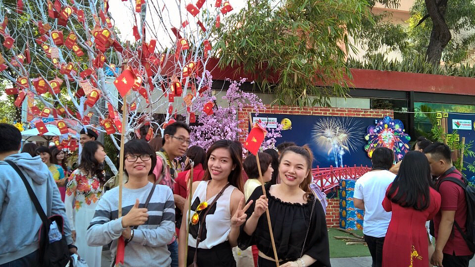 Giới trẻ Sài Gòn xúng xính khoe sắc ở Lễ hội Tết Việt - Ảnh 10.