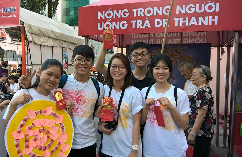 Giới trẻ Sài Gòn xúng xính khoe sắc ở Lễ hội Tết Việt - Ảnh 13.