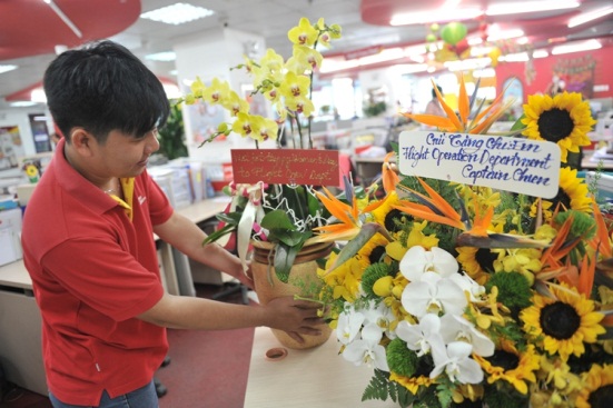 Vietjet lại gây sốt với các chàng trai dễ thương nhân ngày 8/3 - Ảnh 1. Vietjet lại gây sốt với các chàng trai dễ thương nhân ngày 8/3 - Ảnh 1.