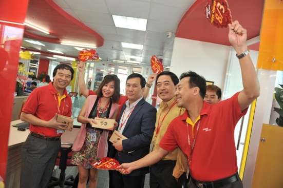 Vietjet lại gây sốt với các chàng trai dễ thương nhân ngày 8/3 - Ảnh 4. Vietjet lại gây sốt với các chàng trai dễ thương nhân ngày 8/3 - Ảnh 4.