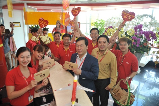 Vietjet lại gây sốt với các chàng trai dễ thương nhân ngày 8/3 - Ảnh 5. Vietjet lại gây sốt với các chàng trai dễ thương nhân ngày 8/3 - Ảnh 5.