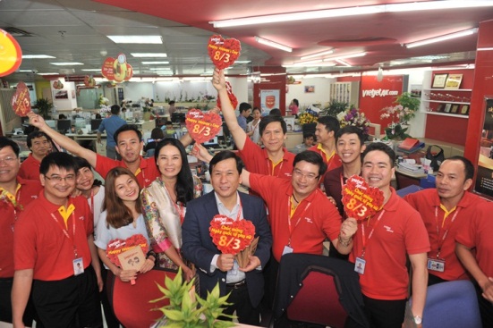 Vietjet lại gây sốt với các chàng trai dễ thương nhân ngày 8/3 - Ảnh 7. Vietjet lại gây sốt với các chàng trai dễ thương nhân ngày 8/3 - Ảnh 7.