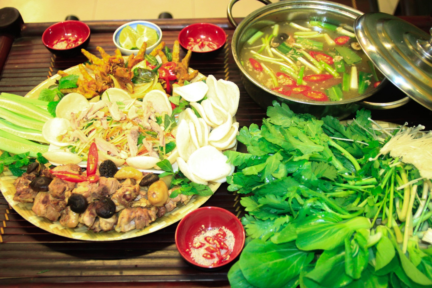 Lẩu mẹt siêu khủng với chi phí cực kì hạt dẻ - Ảnh 1.