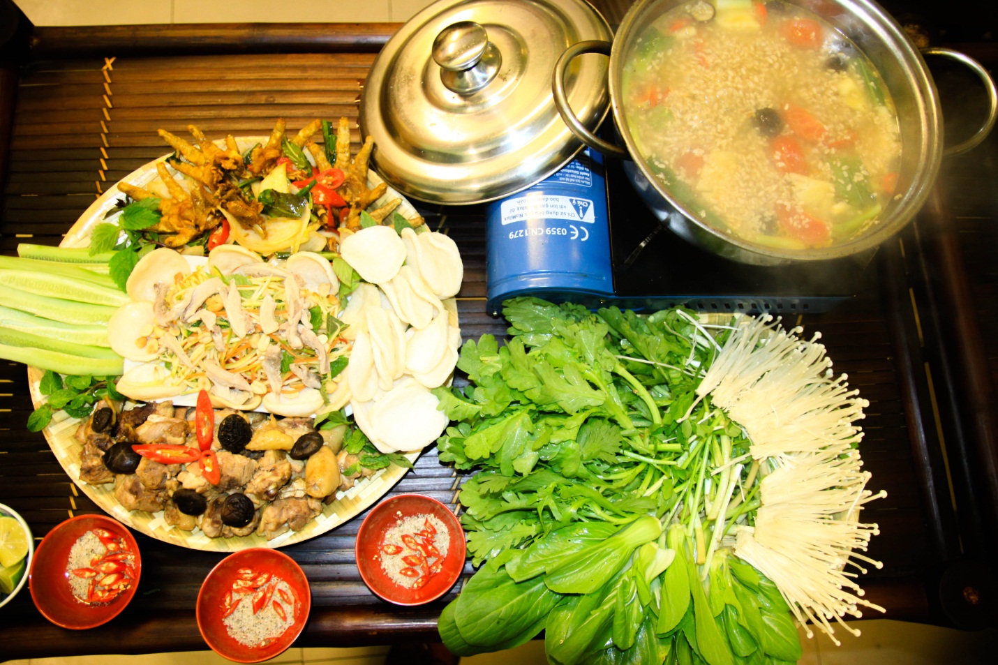 Lẩu mẹt siêu khủng với chi phí cực kì hạt dẻ - Ảnh 6.