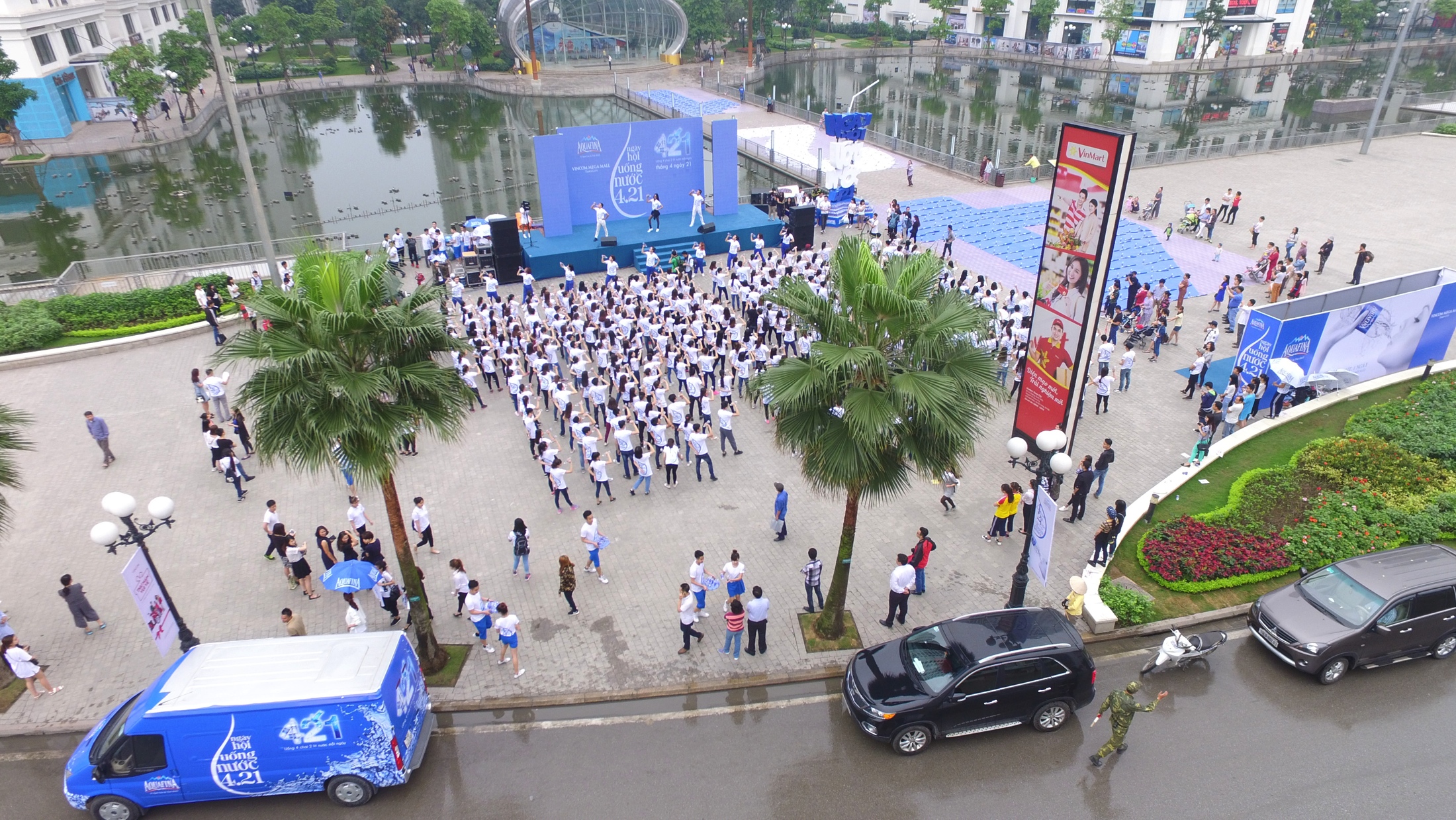 Noo Phước Thịnh h&agrave;o hứng với vũ điệu 421 c&ugrave;ng Thanh Hằng trong sự kiện - Ảnh 1.