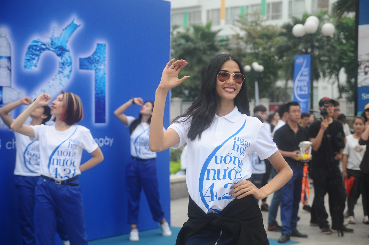 Noo Phước Thịnh h&agrave;o hứng với vũ điệu 421 c&ugrave;ng Thanh Hằng trong sự kiện - Ảnh 7.