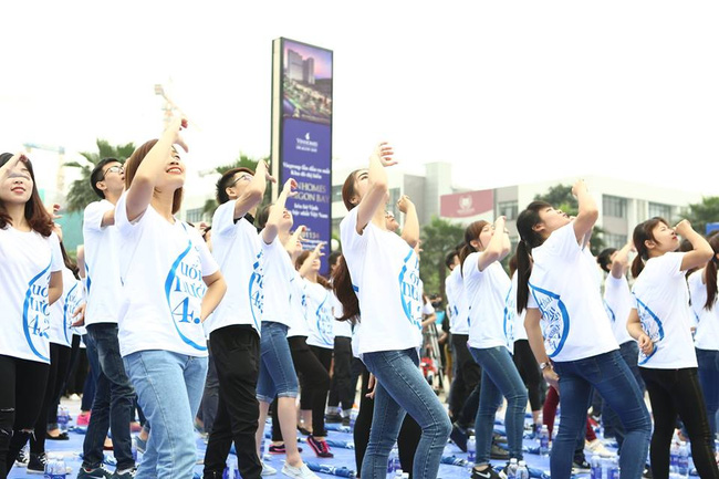Noo Phước Thịnh h&agrave;o hứng với vũ điệu 421 c&ugrave;ng Thanh Hằng trong sự kiện - Ảnh 11.
