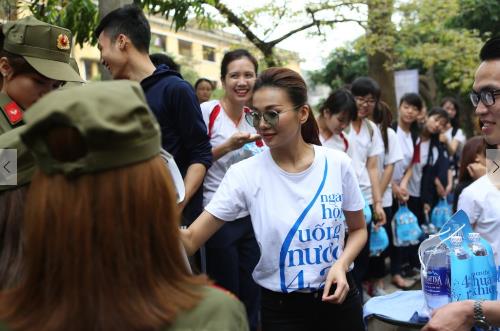 Noo Phước Thịnh h&agrave;o hứng với vũ điệu 421 c&ugrave;ng Thanh Hằng trong sự kiện - Ảnh 18.