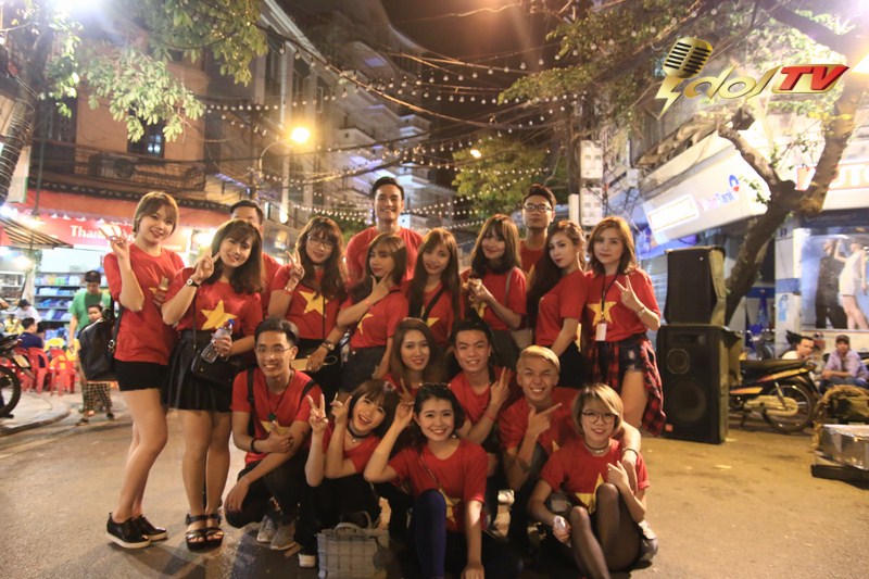 Giới trẻ kéo nhau đi xem show diễn cover nhạc cách mạng tại phố cổ - Ảnh 1.
