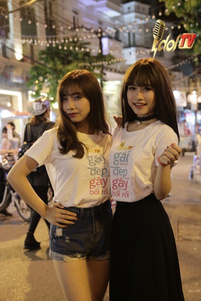 Giới trẻ kéo nhau đi xem show diễn cover nhạc cách mạng tại phố cổ - Ảnh 2.