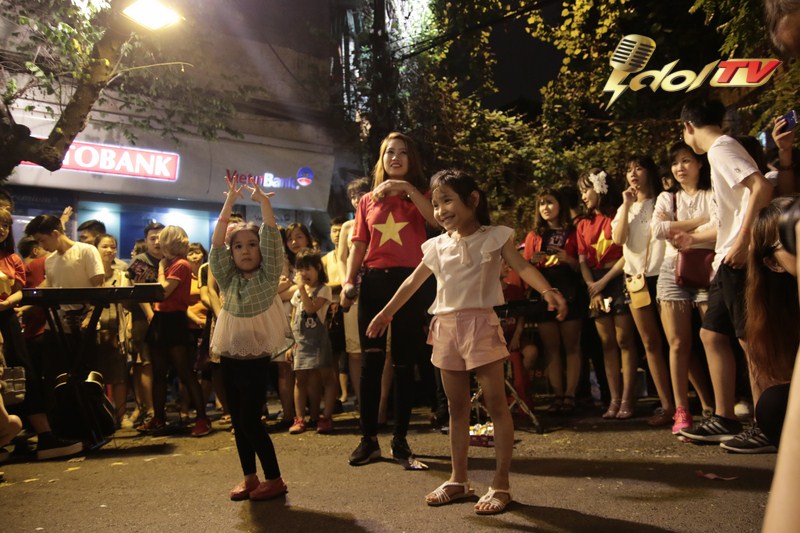 Giới trẻ kéo nhau đi xem show diễn cover nhạc cách mạng tại phố cổ - Ảnh 7.