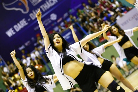 Hàng ngàn khán giả thủ đô “bùng nổ” cùng Hà Nhi Idol tại Giải bóng rổ chuyên nghiệp Việt Nam - Ảnh 2.