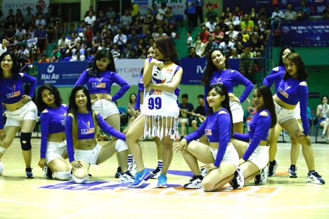 Hàng ngàn khán giả thủ đô “bùng nổ” cùng Hà Nhi Idol tại Giải bóng rổ chuyên nghiệp Việt Nam - Ảnh 6.