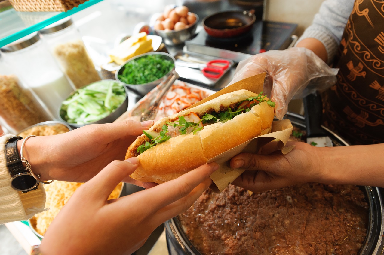 Khám phá cửa hàng bánh mì “Pate Lãn Ông” ngon nức tiếng Hà Nội - Ảnh 8. Khám phá cửa hàng bánh mì “Pate Lãn Ông” ngon nức tiếng Hà Nội - Ảnh 8.