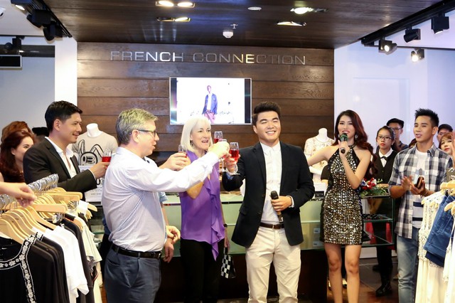 Minh T&uacute;, Quỳnh Ch&acirc;u đọ sắc tại fcuk Saigon Centre - Ảnh 4.