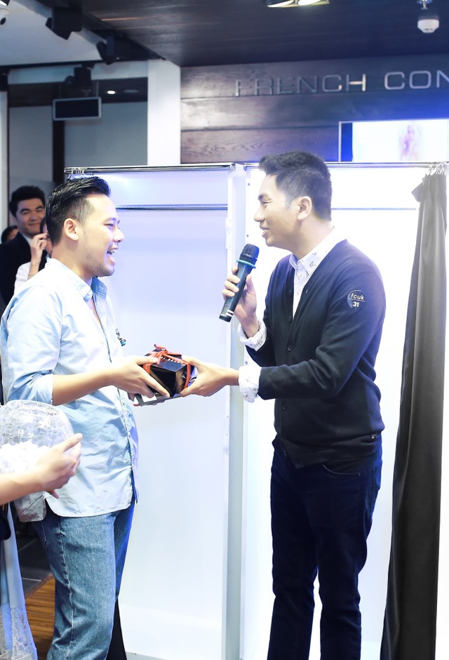 Minh T&uacute;, Quỳnh Ch&acirc;u đọ sắc tại fcuk Saigon Centre - Ảnh 10.
