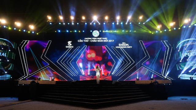 Bích Phương, Đông Hùng bùng nổ với phong cách rock tại Lễ hội Chào Năm Mới 2017 ở Cần Thơ - Ảnh 2.